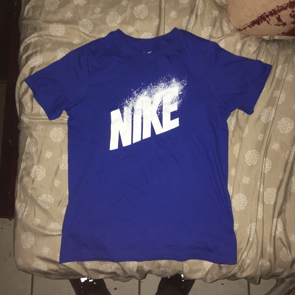 Nike shirt - Picture 1 of 3